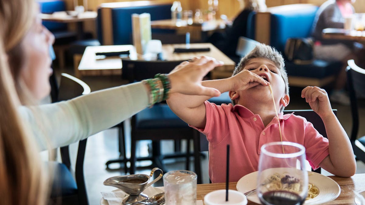 Enfants au restaurant : le débat suisse sur les zones sans enfants