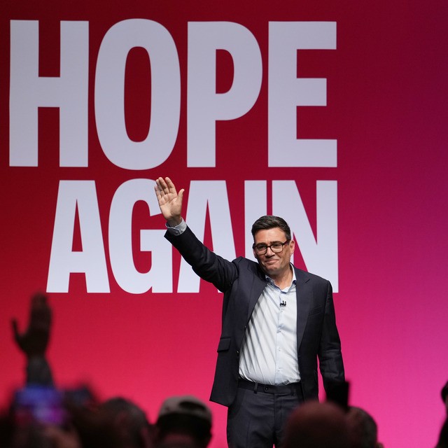 Burnham promet un État plus actif et une refonte du système social
