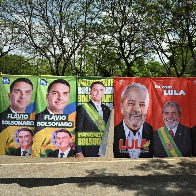 Brésil : Lula et Flavio Bolsonaro au duel pour un pays à la croisée des chemins