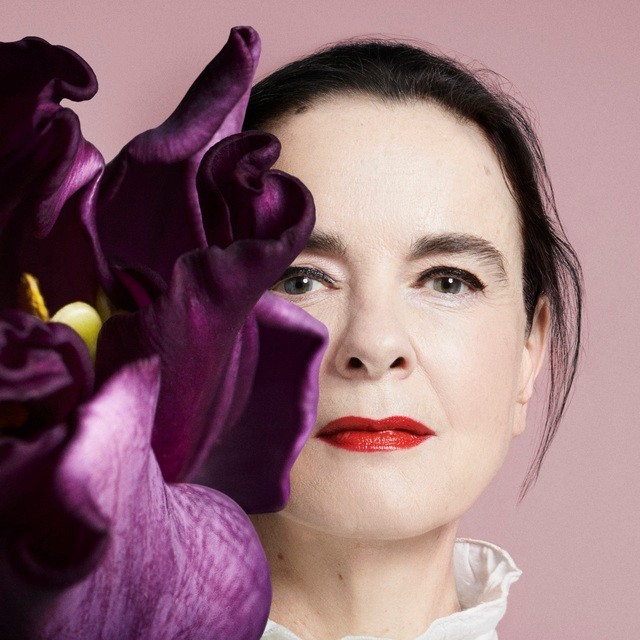 Amélie Nothomb sonde l'adolescence à plumes dans son 35e roman