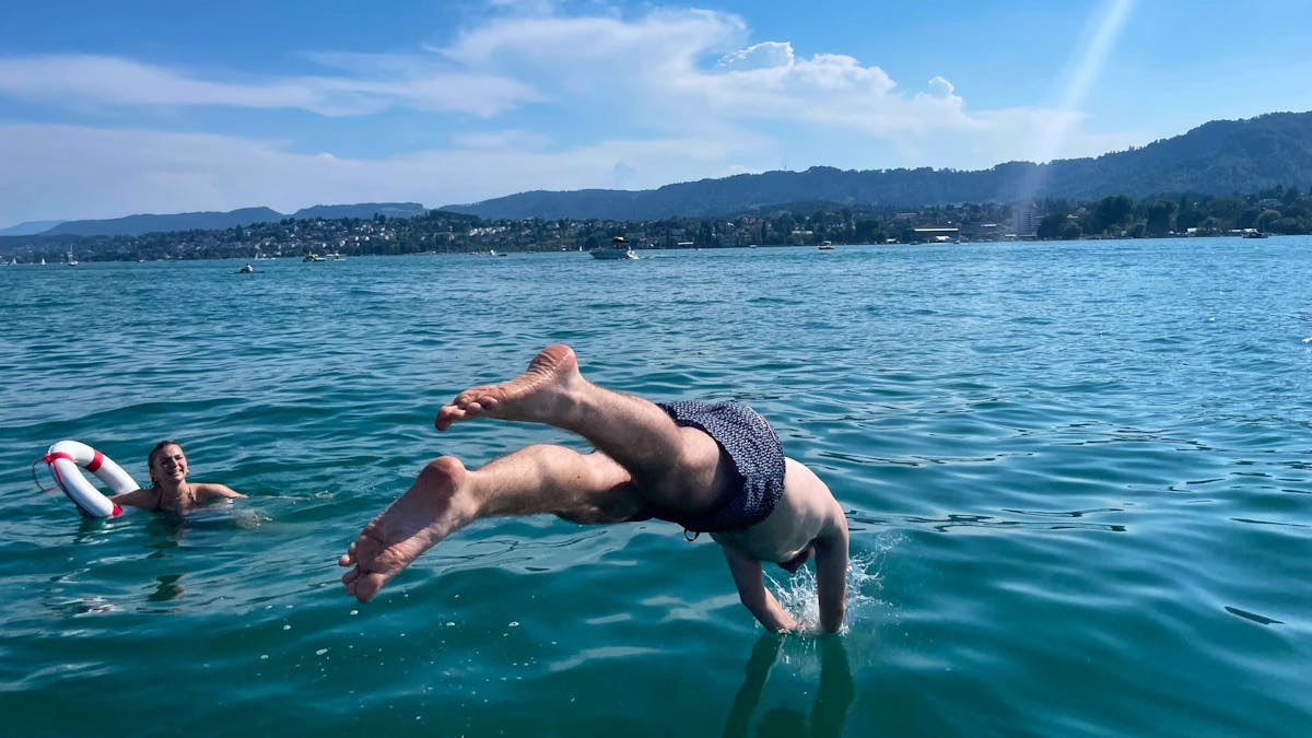 Baignade en Suisse : la chaleur de l'eau cache-t-elle un risque sanitaire ?