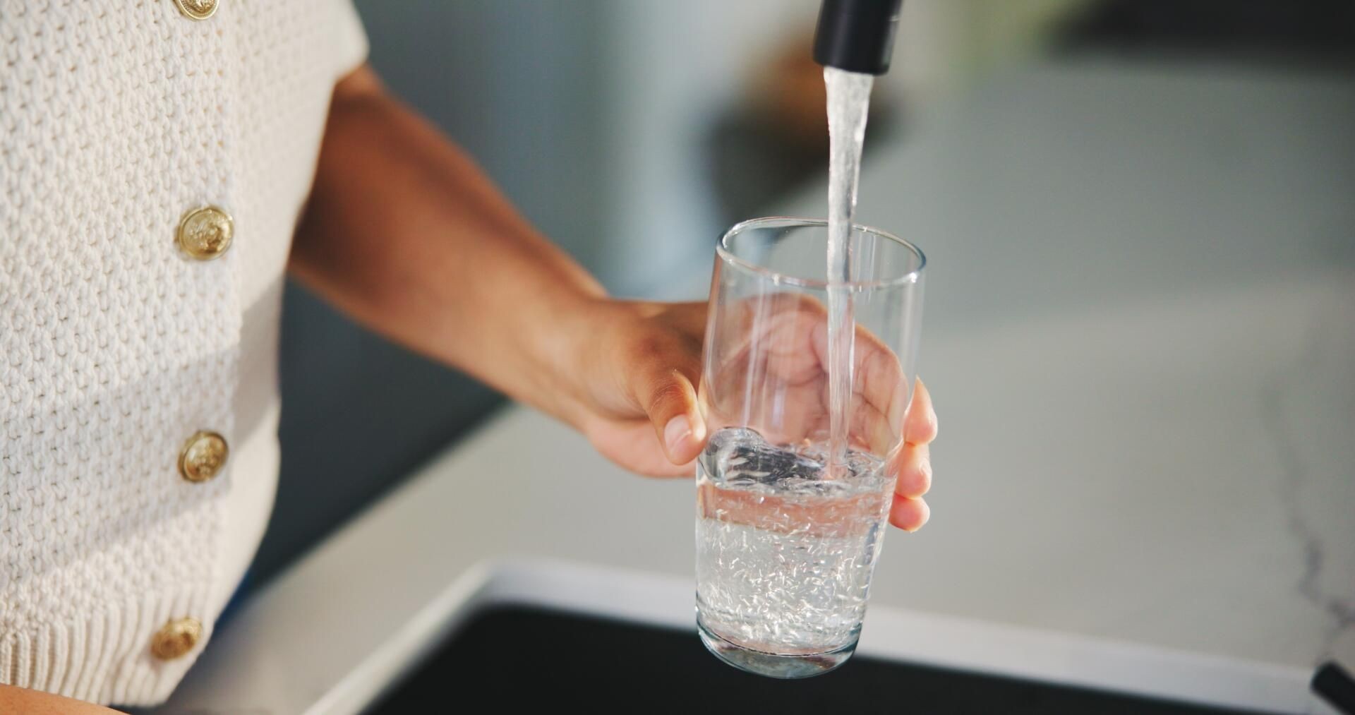 TFA dans l'eau du robinet : la Suisse sous pression pour agir