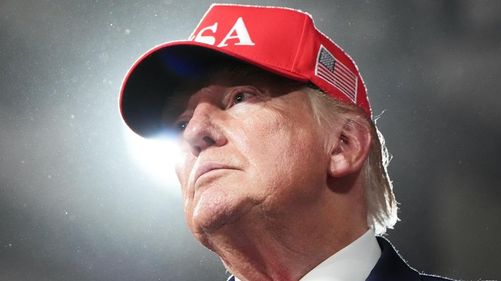 Mi-mandat : Trump en tournée malgré des sondages au plus bas